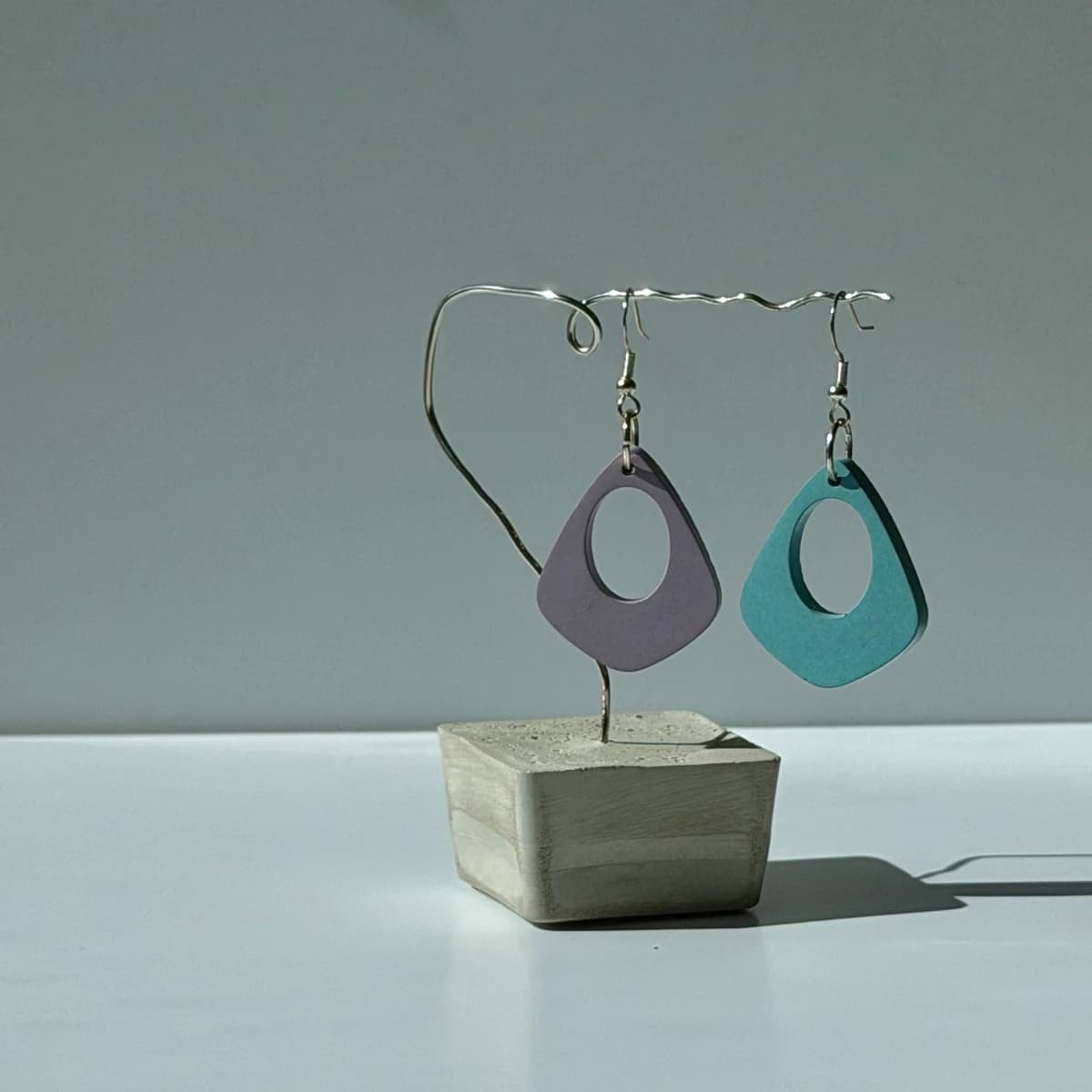Boucles d’oreilles ajourées goutte - Bleu ciel & brume lilas