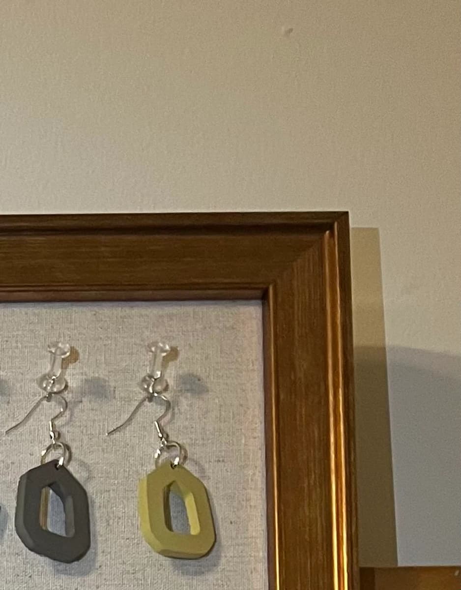 Boucles d’oreilles pentagone ouvert – Vert sauge et gris charbon