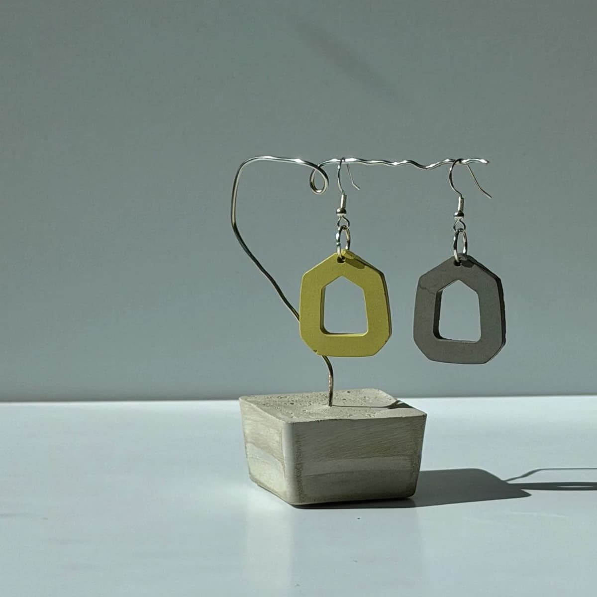 Boucles d’oreilles pentagone ouvert – Vert sauge et gris charbon