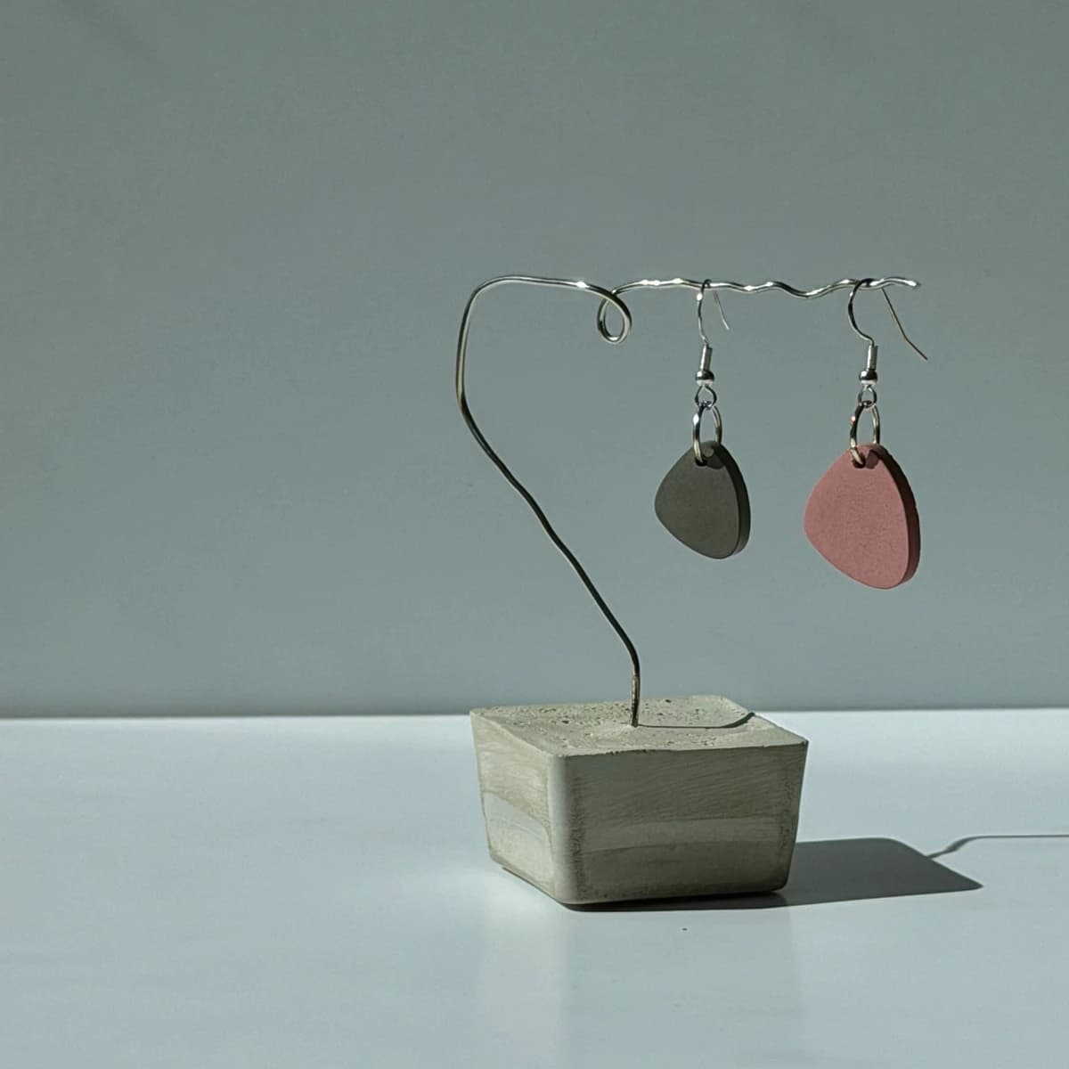 Boucles d’oreilles triangle arrondi - Rose poudré & gris charbon
