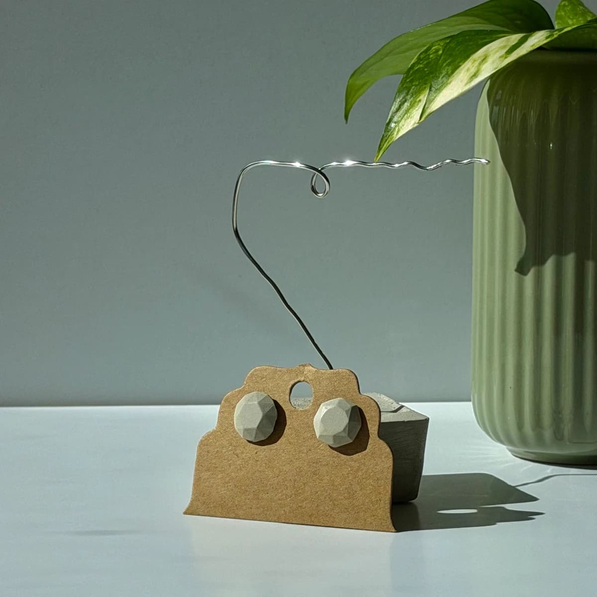 Boucles d’oreilles puces géométriques - Gris charbon