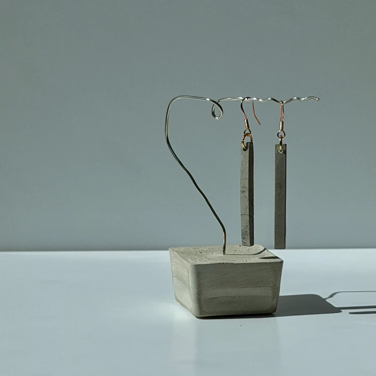 Boucles d’oreilles Slim Bar - Gris charbon texturé